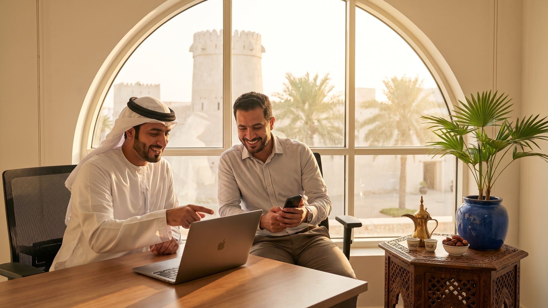 صاحب عمل يجهّز هاتفاً وحاسوباً جديدين بمساعدة زميل